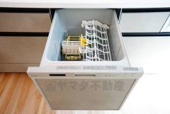 家事の時間が短縮できるフルオープンで開けやすい食器洗い乾燥機付。食事後に家族とのくつろぎタイムをしっかり取れます。