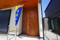 家の顔となる玄関扉がかっこいいと、たくさんの人を招き入れたくなりますね＾＾
