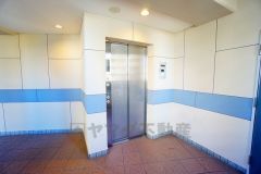 重い荷物を運ぶのにも便利なエレベーター付です。