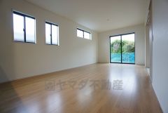 同仕様写真。大きな窓のあるリビングは、陽光あふれる明るい空間です。居心地良く、ご家族皆がゆったり寛げる憩いの空間となりそうです。