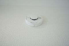 同仕様写真。火災報知器が設置されていることで、火災の発生をいち早く感知し、就寝中や留守中でも素早く危険を知らせてくれるため、家族の安全を確保し被害を最小限に抑えられます。