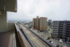 高層マンションならではの眺望。前面に遮るものがなく景色を一望できます。南西向きで、日当たりも良好。お洗濯物が良く乾きます。