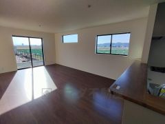 大きな窓のあるリビングは、陽光あふれる明るい空間です。居心地良く、ご家族皆がゆったり寛げる憩いの空間となりそうです。