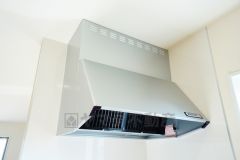 お手入れが簡単なスリム型レンジフードです。調理により発生する油煙や臭いを吸い込み、屋外へ排気してくれます。