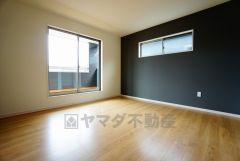 同仕様写真。ご夫婦お二人のプライベートシーンを演出する寝室は、大容量のウォークインクローゼット付き。