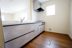 収納も、作業スペースも広々と設けられた使いやすいシステムキッチンです＾＾カウンタ ーキッチンなので、ご家族と会話をしながら楽しくお料理ができます＾＾