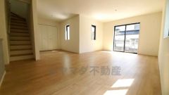 大きな窓のあるリビングは、陽光あふれる明るい空間です。居心地良く、ご家族皆がゆったり寛げる憩いの空間となりそうです。