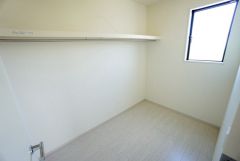2階廊下に居室から独立したファミリークローク付き。大きめのスーツケースなどもすっきりと収納できます