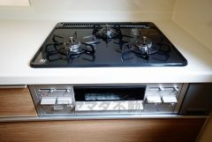 複数の調理を一度に行うことができる3口コンロ。効率よくお料理が出来ます。毎日のお料理も楽しくなりますね＾＾