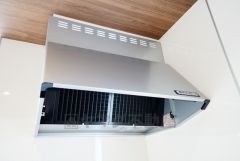 お手入れが簡単なスリム型レンジフードです。調理により発生する油煙や臭いを吸い込み、屋外へ排気してくれます。