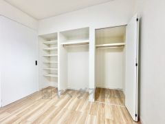収納量たっぷりのクローゼット付き。ハンガーパイプ付で散らかりがちな洋服類もきれいに整理できます。
