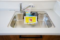 広々とした凸型シンクに洗剤ポケットを標準装備。大きなお鍋など洗いやすいです。