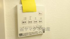 浴室暖房乾燥機付き。天候に左右されず、いつでも好きなときに洗濯物を干せるので、仕事や家事で忙しい方に重宝します。