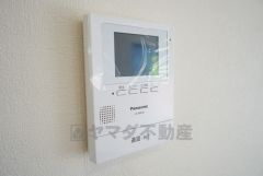 同仕様写真。防犯はもちろん、セールスマン対策にもなるモニター付きインターホンです。お子さん1人での留守番時にも活躍しそうです。