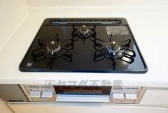 同時にたくさんの料理が調理できる3口コンロ。長時間熱を通しておきたい煮込み料理を作りながら、炒め物など同時進行で進められます。