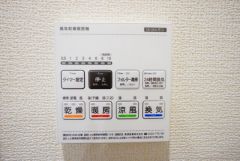 浴室暖房乾燥機には、暖房、乾燥、涼風、換気の4つの機能が付いています。タイマー付きです。換気・雨の日の洗濯も安心です＾＾