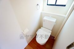 温水洗浄機付トイレです。節水機能もあるので、安心して使えますね。もちろん、1階2階の2ヶ所にトイレがあるので、忙しい朝にもゆとりができますね。