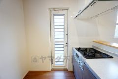 勝手口付きキッチン。においがこもりやすいキッチンの換気にも役立ちます。ごみの仮置きにもなり、便利です＾＾