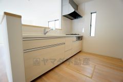 同仕様写真。リビングにいるお子様を見守りながらお料理ができる対面キッチン。カウンタートップの汚れもサッと拭き取ることができ、お掃除ラクラク＾＾