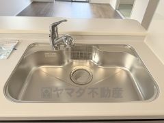 広々とした凸型シンクに洗剤ポケットを標準装備。大きなお鍋など洗いやすいです。