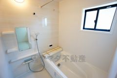 1日の疲れを癒すくつろぎのバスルーム。足を伸ばしてもゆったりと入れるサイズです。お子様と一緒にお風呂に入っても狭くないですね^^