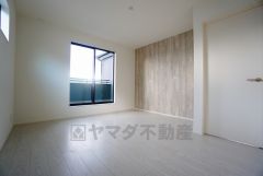 寛ぎの時間を紡ぎだす主寝室は、大型ベッドを置いても余裕の広さを確保しています。