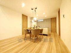 リビングは広々とした設計で、家族が集い、寛ぐ暮らしの空間を演出しています。思い思いの時間を過ごしたり、家族みんなで食事をしたり、素敵な団らんの場になりますね。