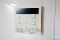 キッチン横からお湯張り、追い炊き、足し湯がボタン一つで楽々操作できる給湯機リモコンです。忙しい夕飯準備の時間帯に重宝しますね。