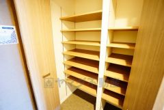 壁一面に設けた大容量のシューズクローゼットは実用性と機能性を兼ね備えています。急な来客でも、いつも整頓された玄関でお出迎えができます。