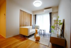 リビングは広々とした設計で、家族が集い、寛ぐ暮らしの空間を演出しています。思い思いの時間を過ごしたり、家族みんなで食事をしたり、素敵な団らんの場になりますね。