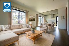 家具はイメージです。大きな窓のあるリビングは、陽光あふれる明るい空間です。居心地良く、ご家族皆がゆったり寛げる憩いの空間となりそうです。