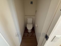 温水洗浄機付トイレです。節水機能もあるので、安心して使えますね。もちろん、1階2階の2ヶ所にトイレがあるので、忙しい朝にもゆとりができますね。