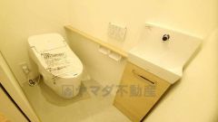 温水洗浄機付トイレです。節水機能もあるので、安心して使えますね。もちろん、1階2階の2ヶ所にトイレがあるので、忙しい朝にもゆとりができますね。