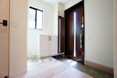 たっぷり収納できるシューズボックスです。家族全員の靴がきれいに整頓できます。棚の上にお花や写真を飾っても良いですね。