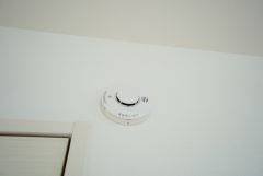 火災報知器が設置されていることで、火災の発生をいち早く感知し、就寝中や留守中でも素早く危険を知らせてくれるため、家族の安全を確保し被害を最小限に抑えられます。