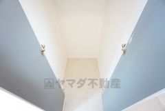 2階の廊下にも収納を確保。各居室に入りきれなかった荷物や、2階で使用する日用品のストック置き場に便利です。