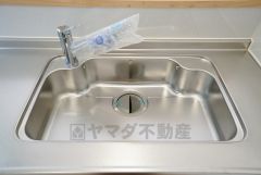 同仕様写真。広々とした凸型シンクに洗剤ポケットを標準装備。大きなお鍋など洗いやすいです。