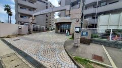 きれいに保たれたエントランスが安らぎに満ちた暮らしへ誘います。