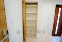 玄関ホールに収納スペースを確保。日用品や趣味の道具入れとして便利です。扉付きなので見た目もスッキリ＾＾