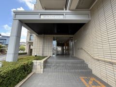 きれいに保たれたエントランスが安らぎに満ちた暮らしへ誘います。エントランスの外まで管理が行き届いた綺麗なマンションです。