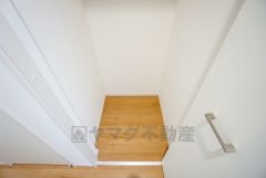 掃除機や扇風機などよく使う家電や日用品、備品などの収納に便利です。