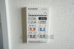 同仕様写真。浴室暖房乾燥機には、暖房、乾燥、涼風、換気の4つの機能が付いています。タイマー付きです。換気・雨の日の洗濯も安心です＾＾