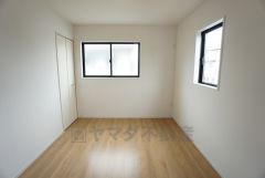 同仕様写真。暖かい日差しが差し込む洋室。たっぷり収納できるクローゼット付きでお部屋の中をすっきりと快適に保てます。