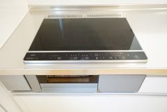 お手入れのしやすいIHクッキングヒーターです。3口コンロなので、効率よくお料理が楽しめます。毎日のお料理も楽しくなりますね＾＾