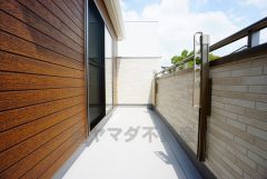 同仕様写真。陽当たりの良いバルコニーです。お洗濯やお布団干しはもちろん、日光浴スペースにも。足元は防水工事施工済です。