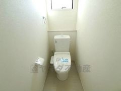 温水洗浄機付トイレです。節水機能もあるので、安心して使えますね。もちろん、1階2階の2ヶ所にトイレがあるので、忙しい朝にもゆとりができますね。