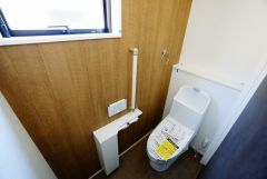 同仕様写真。壁リモコンタイプのウォシュレット付き。すっきりした見た目で、トイレ奥の掃除もしやすいです。