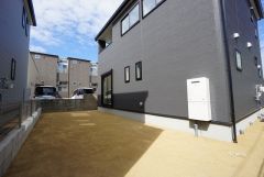 お庭付き＾＾日光浴やガーデニングはもちろん、お子さまの外遊びの場としても＾＾リビングからも様子が見守れるので安心です＾＾