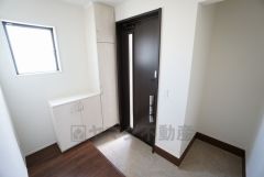 同仕様写真。玄関には靴以外も収納できそうなシューズクローク付き＾＾靴が散らばらずスッキリした玄関を維持できますね。