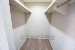 収納力豊富なウォークインクローゼット。洋服や小物などを1箇所にまとめて美しい収納を実現します。スーツケースのような大型の荷物も置けます＾＾